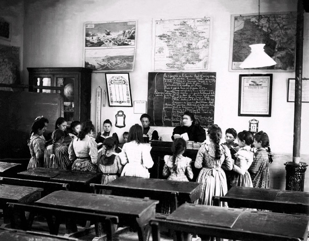Une Leçon de lecture à la première classe de l'école de filles de Saint-Marcel. 