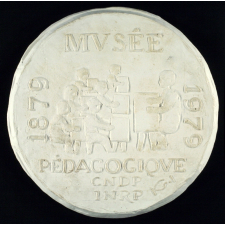 Plâtre de la médaille commémorative du centenaire du musée pédagogique.  