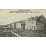 La Guerre en Lorraine - Badonviller - Les Cités Ouvrières Ed. Fenal, après l'invasion du 12 Août 1914 (La croix indique la maison où fut traîné mort, pour être carbonisé, lejeune Odinot, âgé de 16 ans).