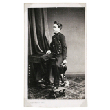 Garçon en costume. 