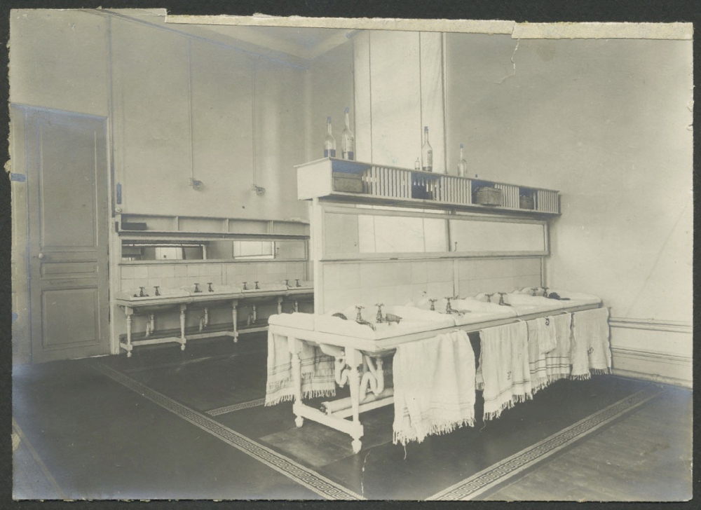 Lycée de jeunes filles du Mans, le lavabo des petites.
