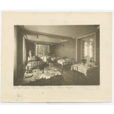 Collège de jeunes filles de Fontainebleau. La salle à manger.