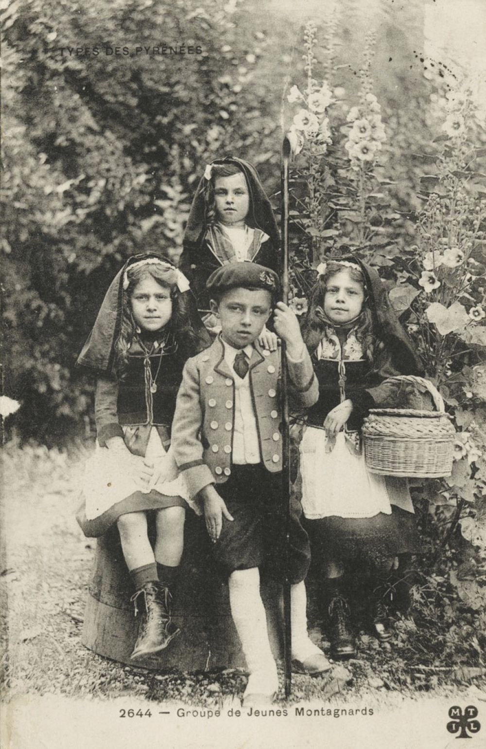 2644 - Types des Pyrénées - Groupe de Jeunes Montagnards.
