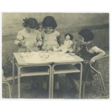 Petite filles jouant à la dînette.
