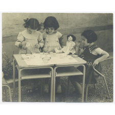Petite filles jouant à la dînette.