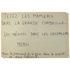 Jetez les papiers dans la grande corbeille - les mégots dans les cendriers.