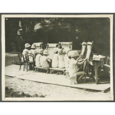 Atelier de tissage, colonie de vacances.