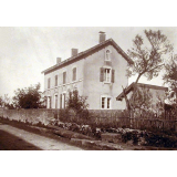La Façade de l'école mixte de Roche-sur-Linotte. 