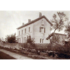 La Façade de l'école mixte de Roche-sur-Linotte. 