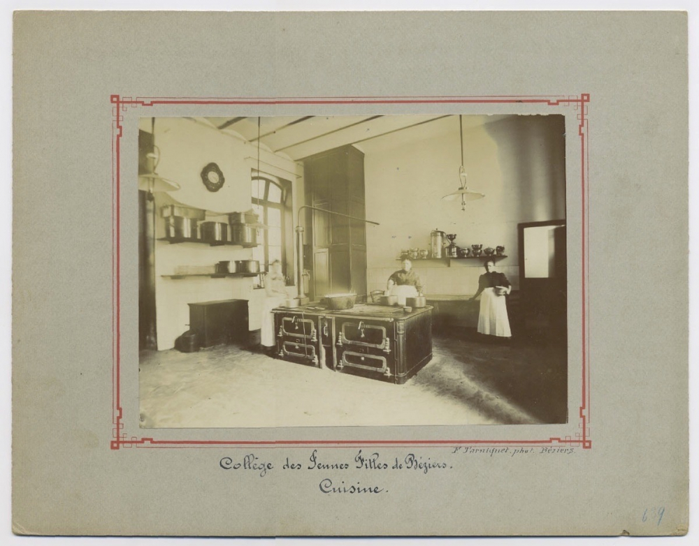 Collège de jeunes filles de Beziers. La cuisine.