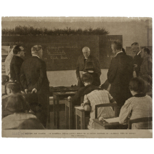 La Rentrée des classes : le Maréchal Pétain visite l'école de la petite commune de Lalizolle, près de Gannat.