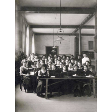 Classe de filles avec leur maîtresse