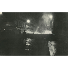 Barricade au Quartier Latin, de nuit. 