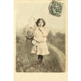 Fillette à la roue de bicyclette. 