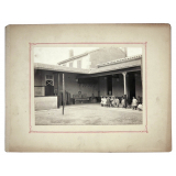 Ecole maternelle de Marseille, cours de récréation. 
