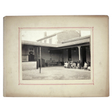 Ecole maternelle de Marseille, cours de récréation.