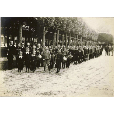 Ecole de garçons de Breteuil-sur-Noye - Marche militaire avec fusils, tambours, clairons - Le retour à l'école (juillet 1889).