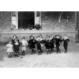 Enfants en costume. 