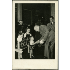 Pétain et les petits enfants