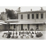 Ecole maternelle de la banlieue de Marseille, récréation : Savez-vous planter les choux ?