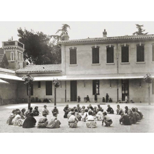 Ecole maternelle de la banlieue de Marseille, récréation : Savez-vous planter les choux ?