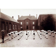 Ecole primaire supérieure de La Ferté-Macé - Gymnastique, exercice du bâton. 