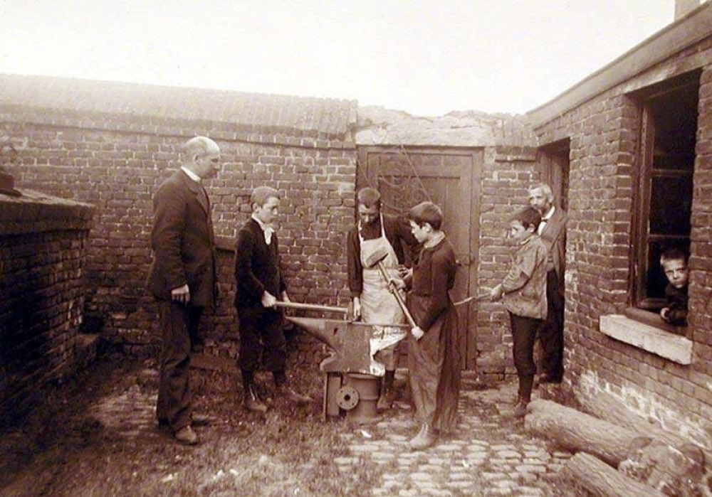 Ecole de garçons de Haumont - Travail à l'enclume. 