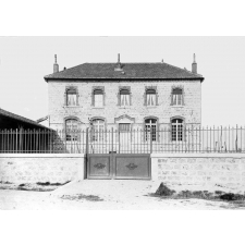 Nouvelle école des filles à 2 classes de Montret (1899). 