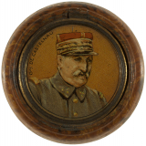Boîte de boutons de chocolat Menier à l'effigie du général de Castelnau. 