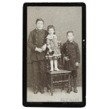 Deux garçons en costume et une fillette. 