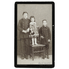 Deux garçons en costume et une fillette. 
