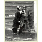 CRS et manifestant. 