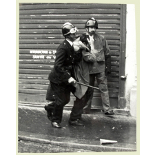 CRS et manifestant.