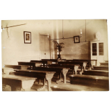 Lycée de jeunes filles de St Etienne, salle de classe. 