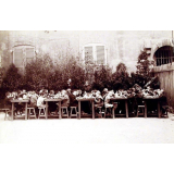 Ecole publique de la rue Duperrier, à Aix, Bouches-du-Rhône - Elèves de la cantine au moment des repas. 