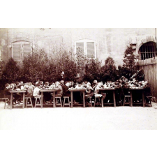 Ecole publique de la rue Duperrier, à Aix, Bouches-du-Rhône - Elèves de la cantine au moment des repas.