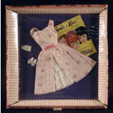 Boîte de vêtements et accessoires de poupée. 