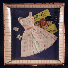 Boîte de vêtements et accessoires de poupée. 