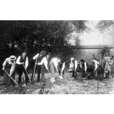 Ecole Normale d'Instituteurs de Châteauroux - Exercice de bêchage (le 10 octobre 1899).