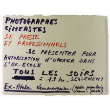 Photographes cinéastes de presse et professionnels se présenter pour autorisation d'opérer dans l'ex-école.
