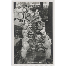 Pantin - Ecole Maternelle de plein Air (1923 - 1931) - Déjeuner sous les arbres.
