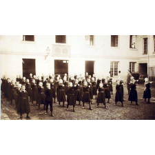 Ecole Pellerin à Beauvais - Gymnastique préparatoire (groupe n°2 ) : Exercice d'assouplissement.