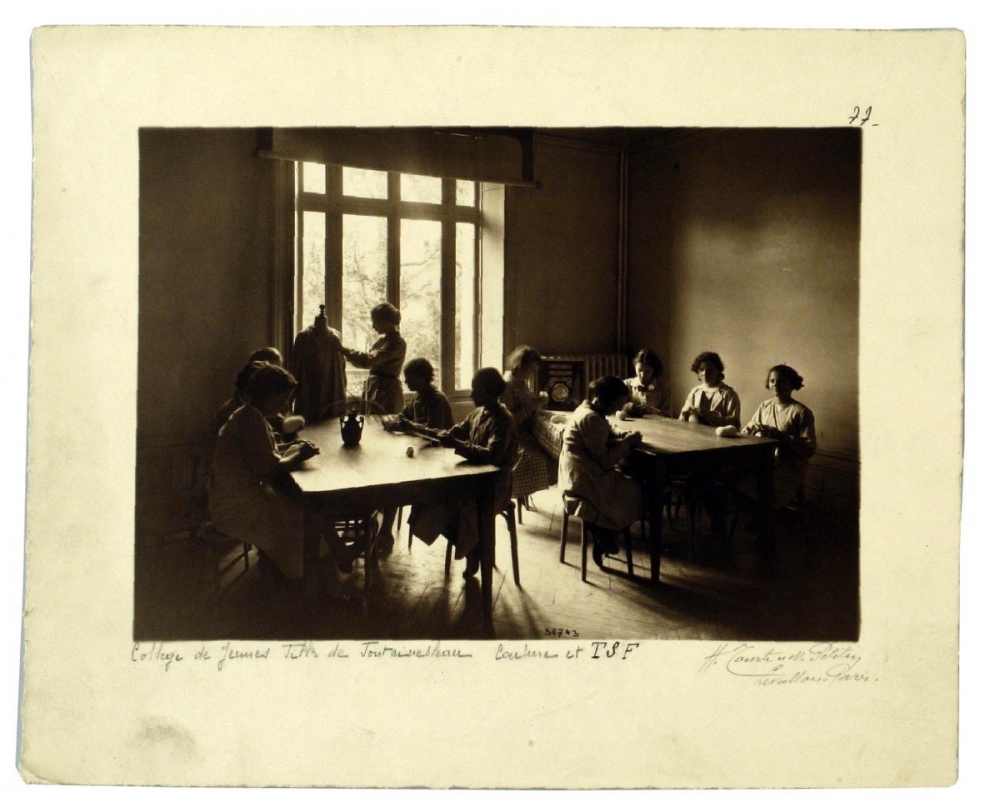 Collège de jeunes filles de Fontainebleau, cours de cuisine et de couture.