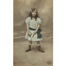 Fillette au diabolo.
