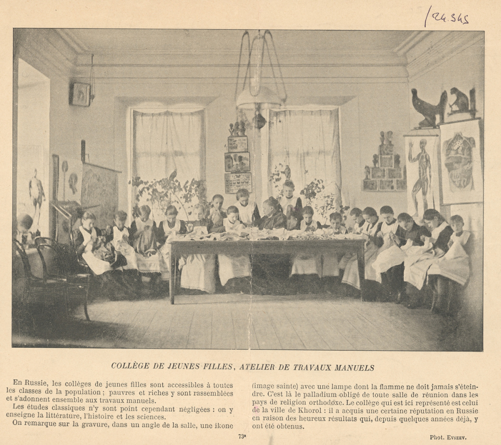 Collège de jeunes filles, atelier de travaux manuels.