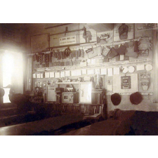 Ecole communale de Saint-Pierre-d'Irube - Vue intérieure de l'école : matériel de dessin et autre (2ème tableau).