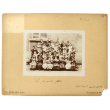 Photo de groupe, Ecole maternelle, rue de la Glacière, Bourgouin, Le jeu de la flûte.