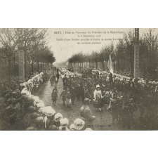 Metz - Fête en l'honneur du Président de la République, le 8 Décembre 1918 - Défilé d'une Société escortée et suivie de jeunes Lorraines en costume national.
