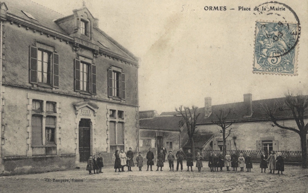 Ormes - Place de la Mairie.