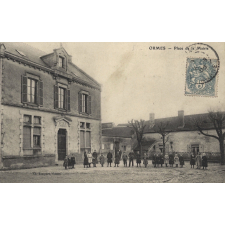 Ormes - Place de la Mairie.